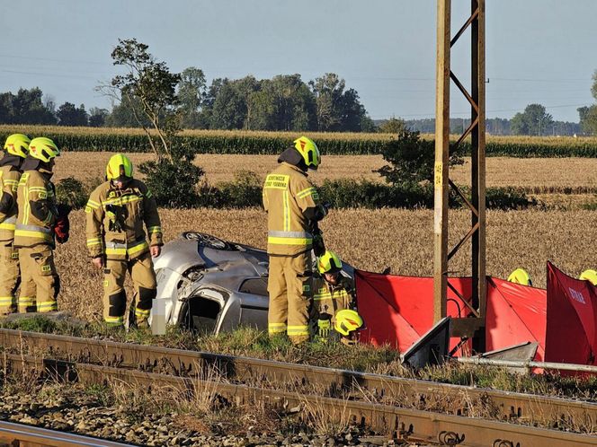 Tragedia na przejeździe kolejowym pod Gnieznem. Nie żyje kierowca osobówki!
