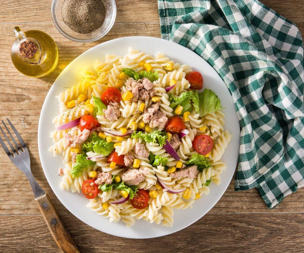 sałatka z makaronem i tuńczykiem