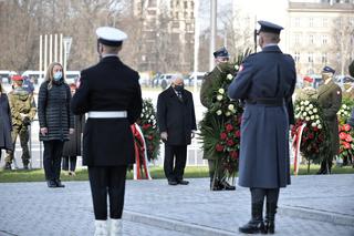 Jarosław Kaczyński podczas uroczystości złożenia kwiatów pod pomnikiem Ofiar katastrofy smoleńskiej, na pl. Piłsudskiego w Warszawie