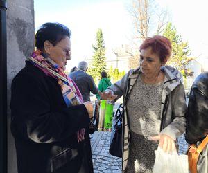 Słoneczna pogoda sprzyjała. 32. Kwesta Na Odnowę Zabytków Starego Cmentarza w Tarnowie