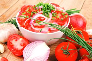 Sałatka z pomidorów i cebuli w marynacie