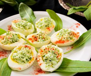 Przepis na jajka faszerowane brokułem. Kulinarny hit na Wielkanoc 