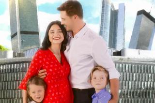 Czołówka M jak miłość 2022 od 1625 odcinka. Marcin (Mikołaj Roznerski), Iza (Adriana Kalska), Szymek (Staś Szczypiński), Maja (Laura Jankowska)