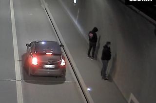 Szokujące sceny na S7 w Małopolsce. Wysiedli z auta na drodze ekspresowej, aby załatwić potrzebę