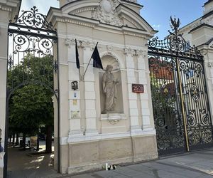 Uniwersytet Warszawski w żałobie. Przed budynkiem wystawiono zdjęcie zabitej 53-latki