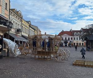 Ozdoby świąteczne w Rzeszowie. Rusza strojenie miejskiego Rynku. 