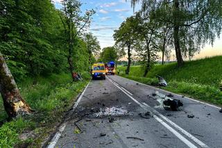   Tragiczny wypadek pod Węgorzewem. Samochód rozpadł się na pół. Kierowca zginął na miejscu