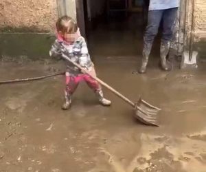 Nowe nagranie z dziewczynką z Kłodzka pojawiło się w sieci. Nie da się przejść obojętnie, ściśnie ci gardło!