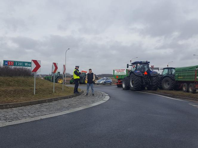 ​Na S5 koło Leszna zaczęła się druga doba rolniczego protestu