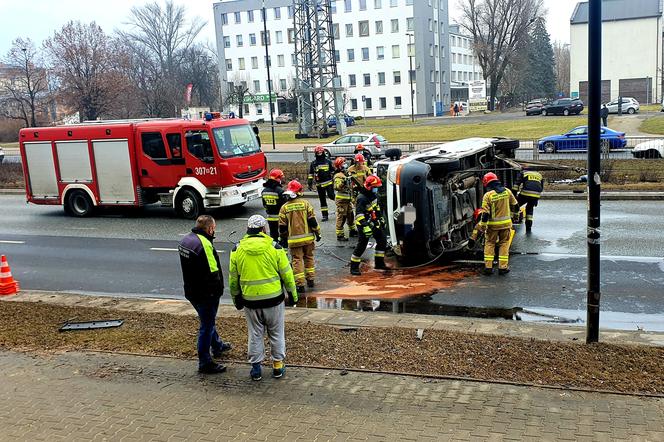 Bus z acetylenem przewrócił się na drogę