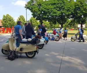 Osy kręciły kółka na stadionie żużlowym w Lesznie. Ogólnopolski zlot skuterów Osa Osieczna-Leszno 