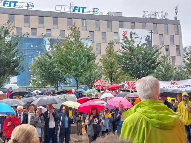 Żółta kartka od mieszkańców i wierszyk dla Marcina Krupy, prezydenta Katowic. "Na Młyńskiej 4 dwór przepastny zbudowałeś"