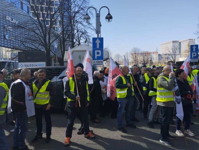 Protest hutników pod Węglokoksem w Katowicach. "Co innego nam mówią, a co innego robią"