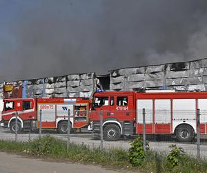 Potężny pożar hali targowej w Warszawie! Nad ranem rozesłali alert RCB
