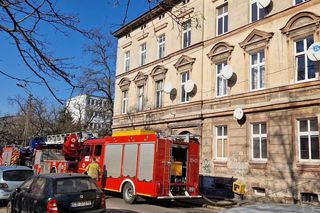 Tragiczny pożar w kamienicy w centrum Bydgoszczy. Strażacy wynieśli z mieszkania ciało mężczyzny 