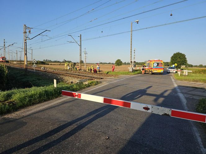 Tragedia na przejeździe kolejowym pod Gnieznem. Nie żyje kierowca osobówki!