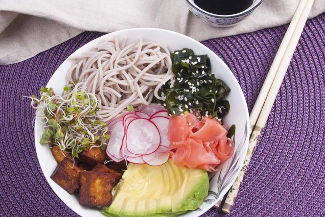 Poke bowl z makaronem soba i tofu