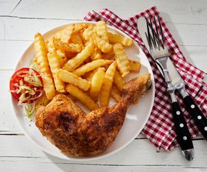 Udka kurczaka w piekarniku: jeden popularny składnik zamienia je w cudo