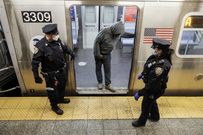 Gubernator zatrzyma metro