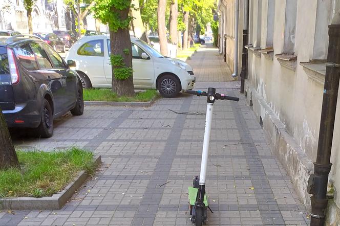 Płock. Hulajnogi zostawiane na środku chodnika! Osoby niewidome się skarżą!