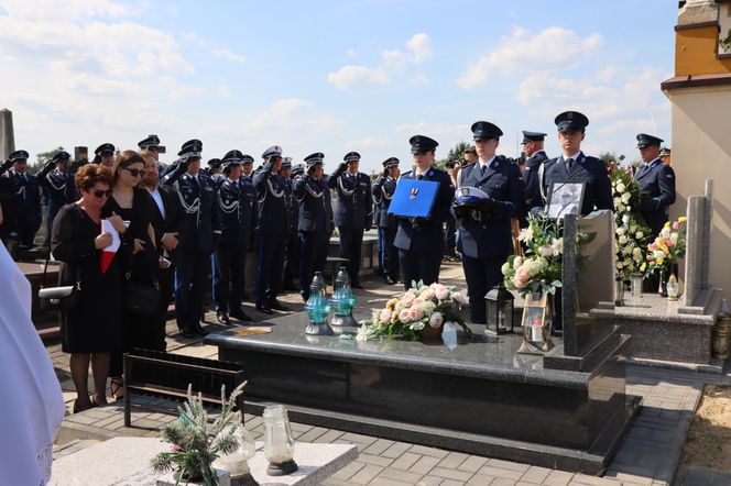 Pogrzeb policjanta, który zmarł po interwencji. Polska Policja pożegnała asp. sztab. Bogdana Orzeszka