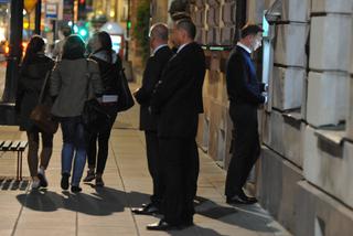 Z obstawą do bankomatu