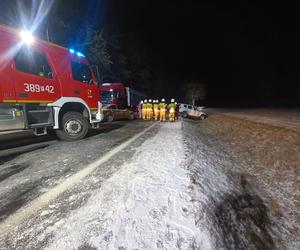 Karambol czterech pojazdów po opadach śniegu w Karolewku koło Leszna [ZDJĘCIA] 