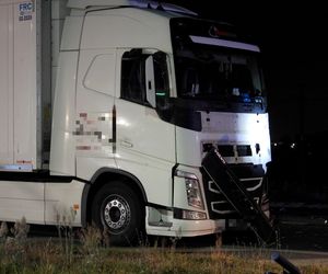 Błonie. Wjechali hulajnogą elektryczną prosto pod tira. Nie mieli szans, zaginęli na miejscu