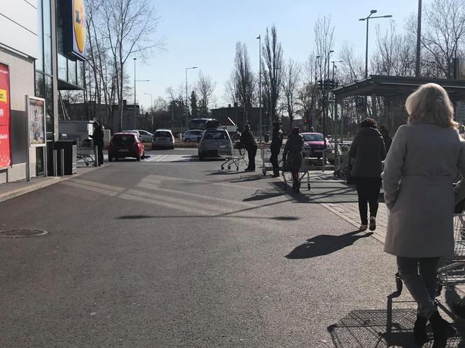 Koronawirus na Śląsku. Olbrzymie kolejki do sklepów w regionie (ZDJĘCIA)