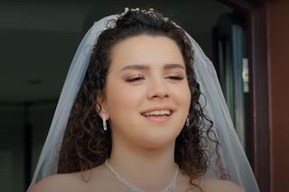 Melis ogłosi, że jest w ciąży z Egem i w ten sposób zmusi go do ślubu.