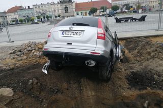 Samochód wpadł do wykopu na rynku w Gostyniu