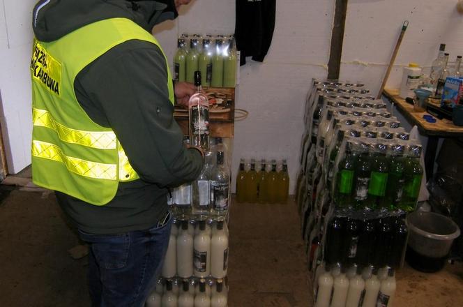 KAS się nie patyczkuje. Na Podlasiu zlikwidowano bimbrownię i rozlewnię nielegalnego alkoholu
