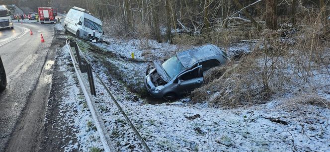 Dwa samochody wypadły z drogi koło Wojnowic niedaleko Leszna