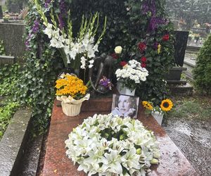 To już 7 lat, jak nie ma z nami Kory. Tak dzisiaj wygląda grób gwiazdy Maanamu