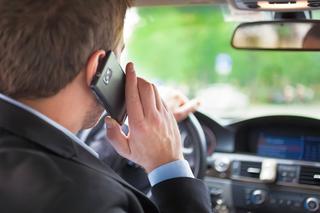 Używanie telefonu podczas jazdy nie zawsze jest wykroczeniem. Kiedy można?