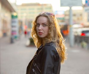 Czy stres powoduje zmarszczki? Tak na naszą cerę wpływa życie w mieście