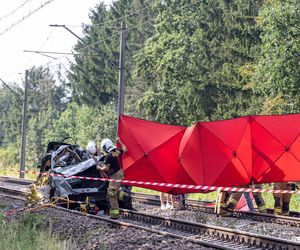 Osobówka wjechała pod pociąg w Wielkopolsce. Cztery osoby nie żyją!