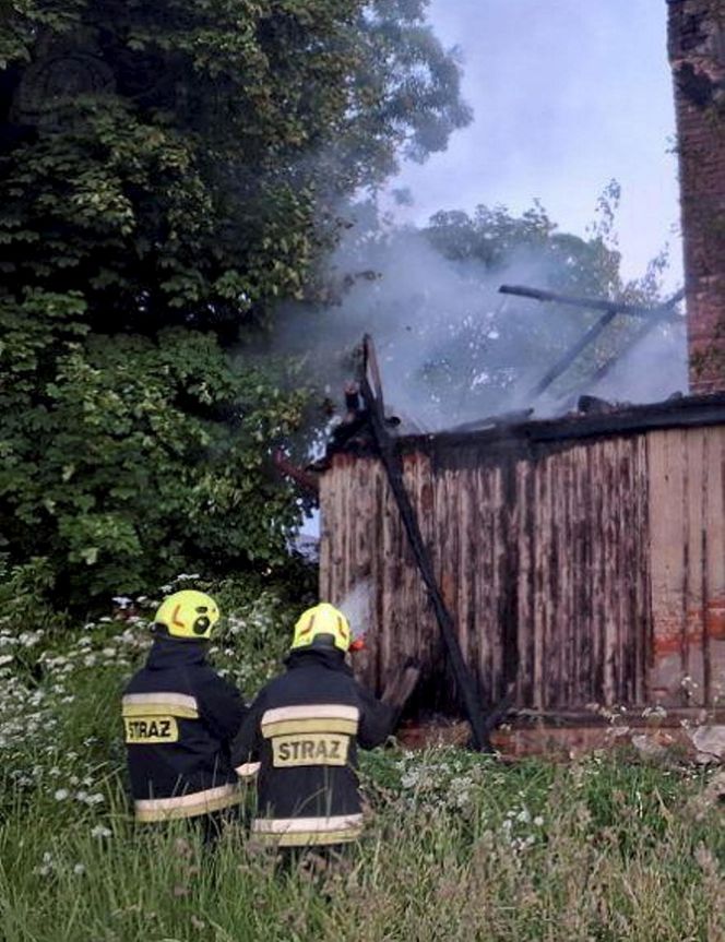 Pożar domu 69-latka pod Radomskiem! Podpalacz podłożył ogień pod sąsiednim budynkiem [ZDJĘCIA]