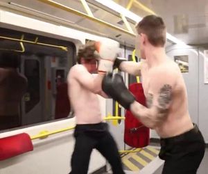 Nielegalna walka w metrze w Warszawie. Szokujące sceny w pociągu! 