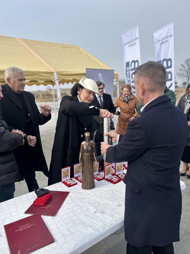 Konotopie. Budowa pomnika Matki Boskiej. Miliarderzy i marszałek województwa na wmurowaniu aktu erekcyjnego [ZDJĘCIA].