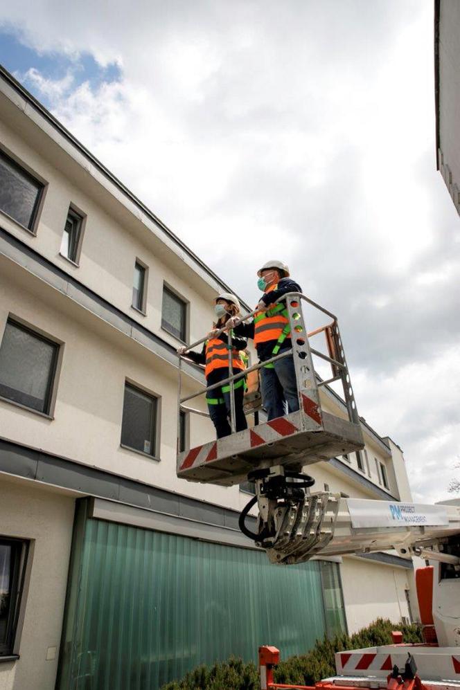 Odwiedziny z podnośnika w domu opieki