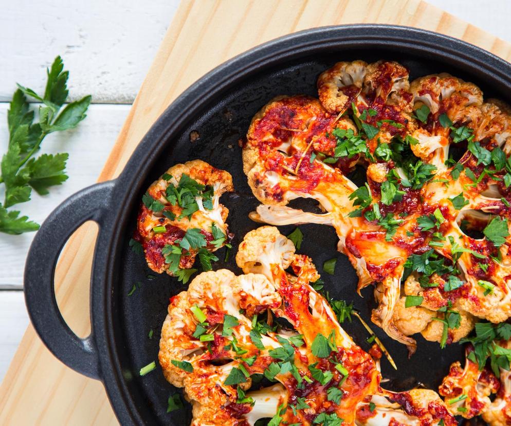 Steki z kalafiora w zupełnie nowej odsłonie. Niewielka zmiana potrafi zrobić różnicę