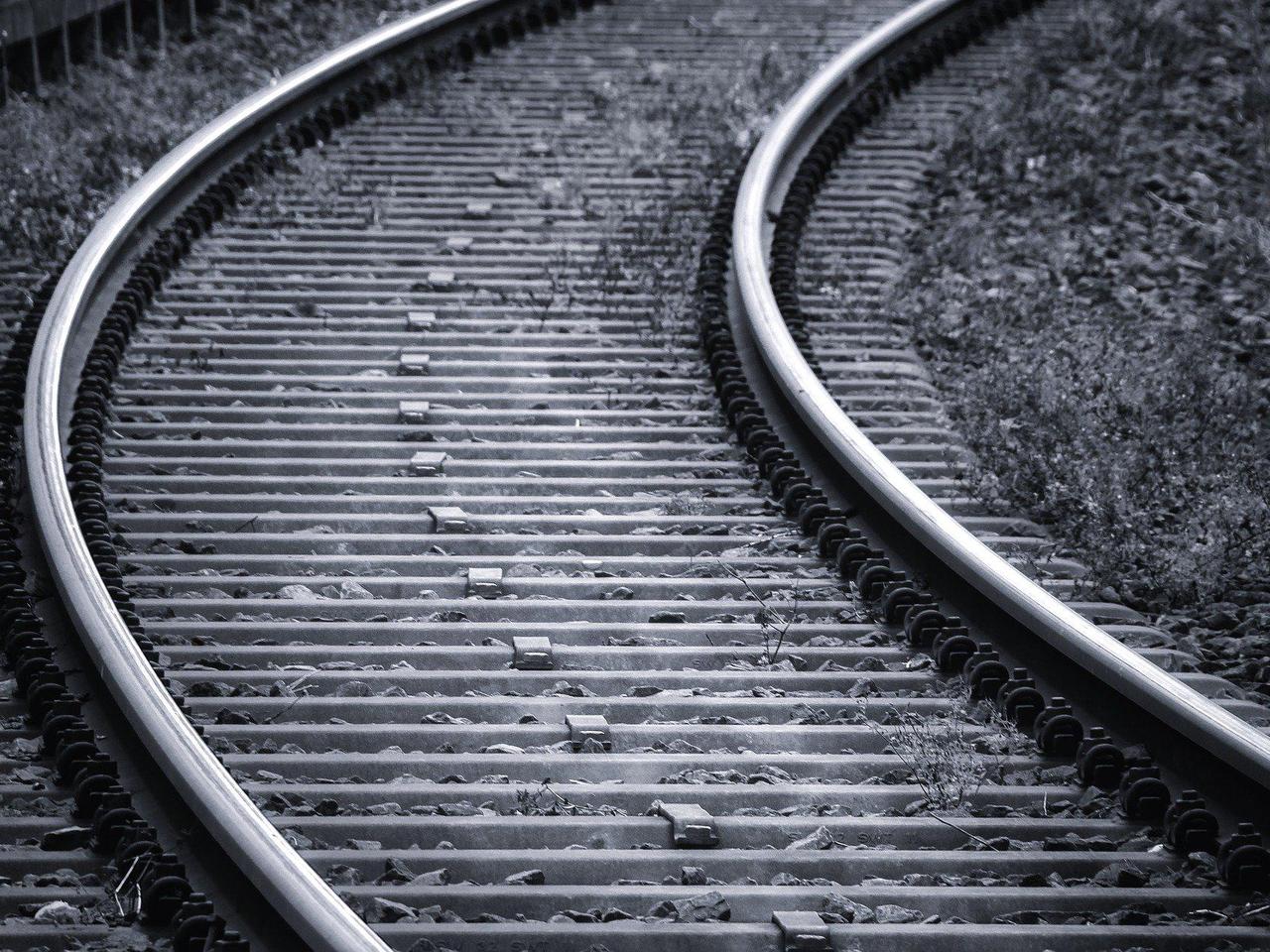 Tragedia na torach w Kaliszu. Nastolatka rzuciła się pod pociąg i zginęła na miejscu! 