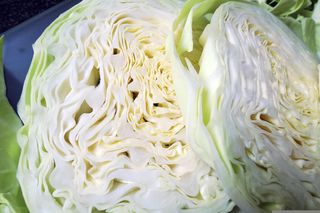 Babciny sposob na kapustę. Dodaj sporą garść zieleniny i octu, a cała rodzina zachwyci się smakiem. Moja babcia za każdym razem tak przygotwywała kapustę wiosną 