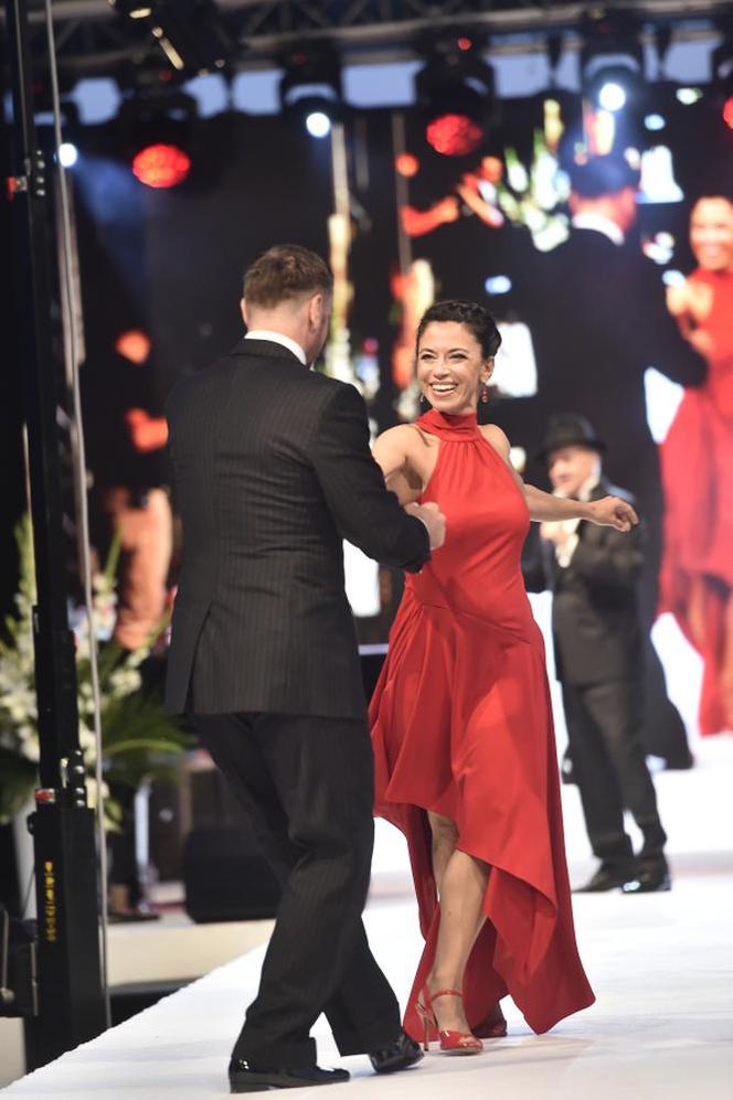 Anna Iberszer i Piotr Woźniak tańczą tango na 90-leciu Juraty i pokazie Doroty Goldpoint