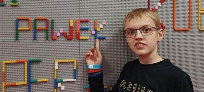 Pawełek musi być poddawany rehabilitacji. Jednak zbiórka na leczenie stoi, "bo takie duże dzieci nikogo nie wzruszają"