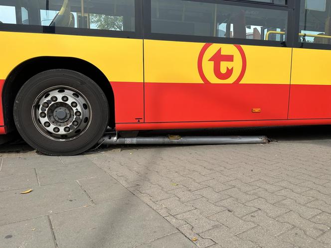 Czołowe zderzenie autobusu miejskiego z tramwajem. Kierowca zasłabł za kierownicą