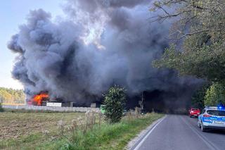 Pożar hali na Pomorzu. Z ogniem walczy 21 zastępów. Zablokowana jest droga