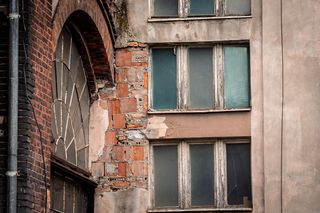 Stocznia Cesarska w Gdańsku, jej zabytkowe hale i przybudówki z czasów PRL