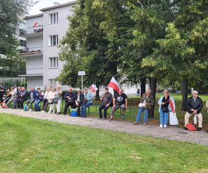 Pod Sejmem gromadzą się ludzie w oczekiwaniu na zaprzysiężenie Karola Nawrockiego 6.08.2025